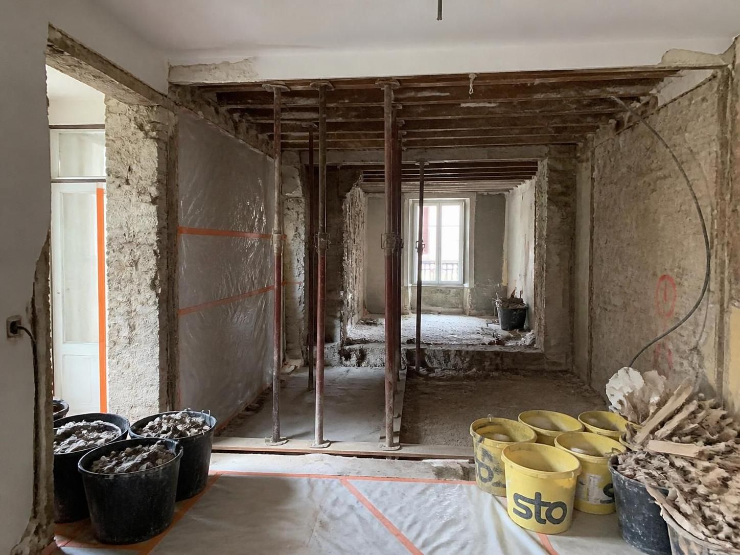 découvrez les précautions essentielles à prendre avant de démolir et transformer votre maison pour garantir sécurité et succès de votre projet.
