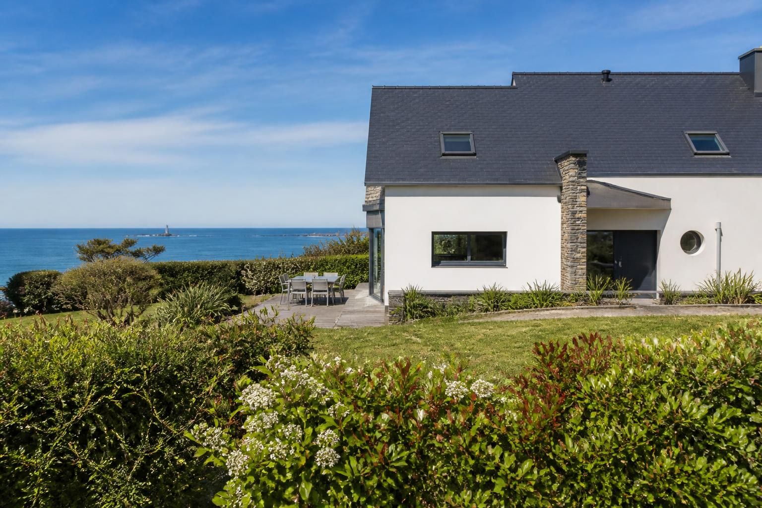 découvrez les solutions proposées par habitat sud atlantic pour concevoir une maison parfaitement adaptée au climat océanique, alliant confort, durabilité et respect de l'environnement.