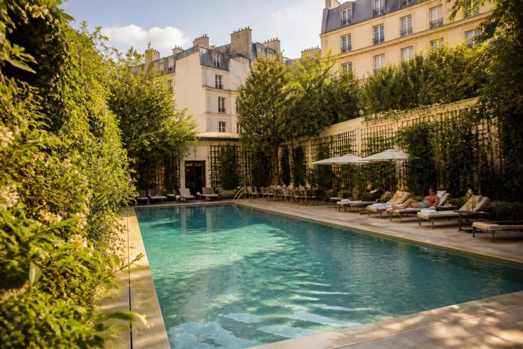 découvrez la piscine blomet, un havre de paix aquatique en plein cœur de paris, idéal pour se détendre et profiter d'un moment de calme en ville.