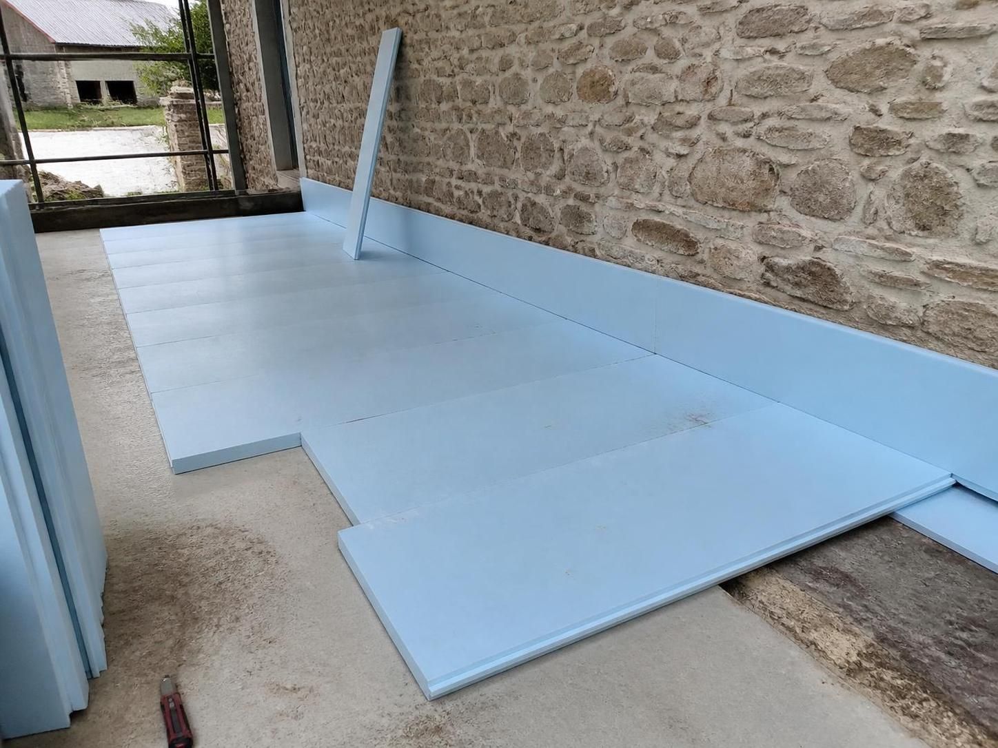 découvrez les avantages du polystyrène extrudé pour l'isolation thermique de votre maison : performance, durabilité et économies d'énergie assurées.