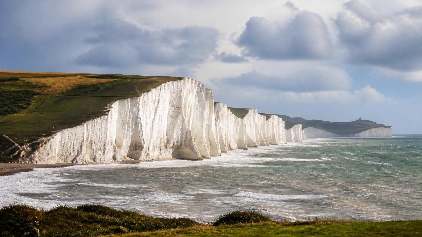 explorez les seven sisters, les célèbres falaises blanches du littoral anglais, et découvrez un paysage naturel spectaculaire riche en histoire et en beauté.