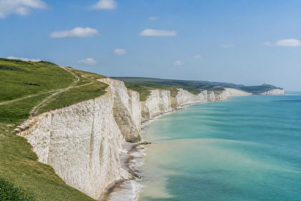 explorez les majestueuses falaises blanches des seven sisters, un site naturel emblématique du littoral anglais offrant des panoramas à couper le souffle et une histoire fascinante.