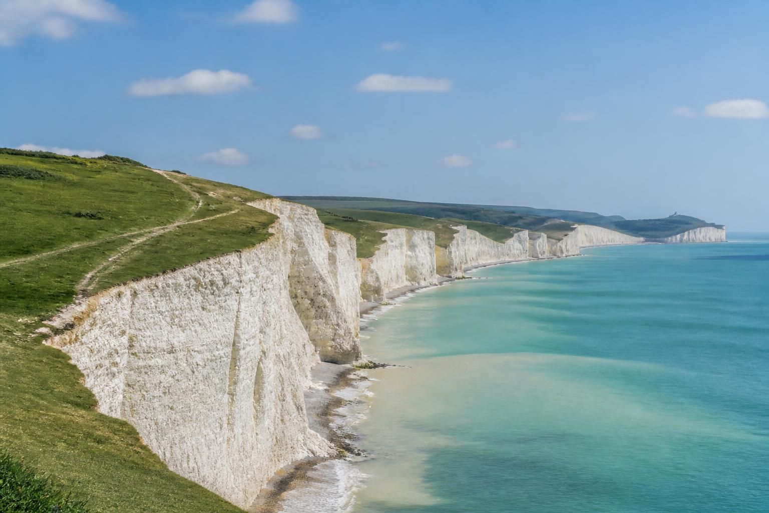 explorez les majestueuses falaises blanches des seven sisters, un site naturel emblématique du littoral anglais offrant des panoramas à couper le souffle et une histoire fascinante.